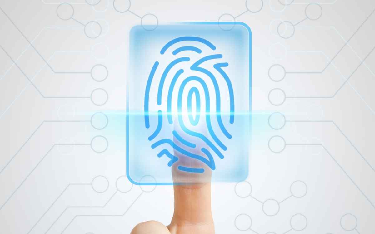 Un dedo se apoya en un sistema digital de identidad, aludiendo a uno de los temas del Security Forum 2022.