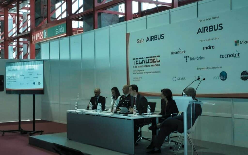 En la imagen se ve una fotografía de varios expositores en el evento de ciberseguridad de tecnosec 2023