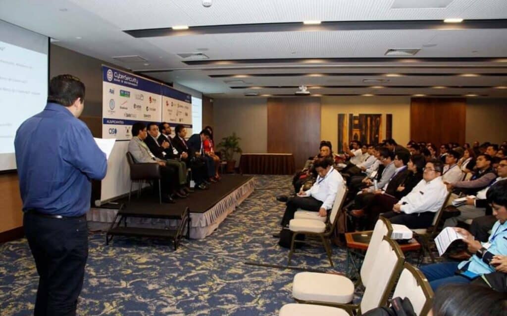 En la imagen se ve una fotografía del octavo congreso Cybersecurity Bank & Government