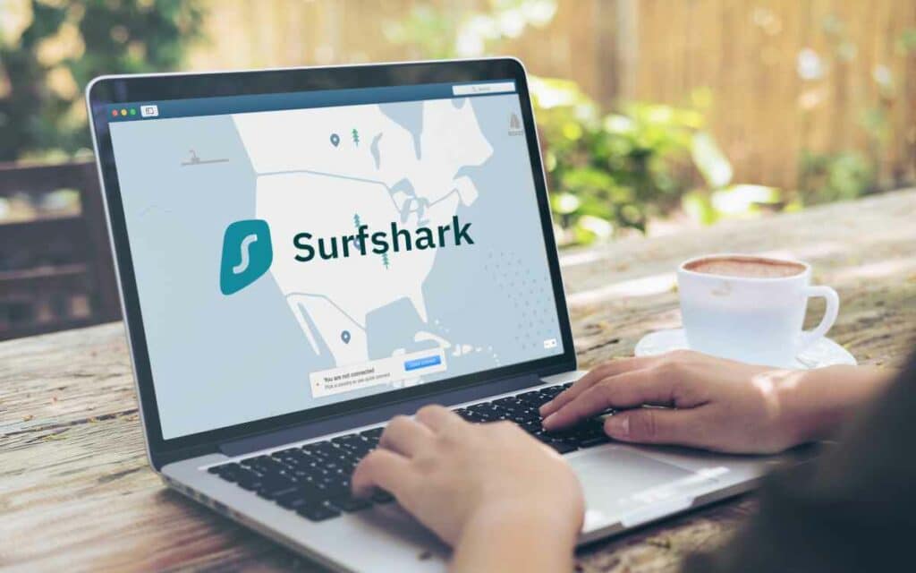 Vemos una imagen de una computadora con la VPN para Perú Surfshark en la pantalla. 