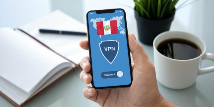 Vemos una imagen de una persona usando una VPN en Perú desde su celular.