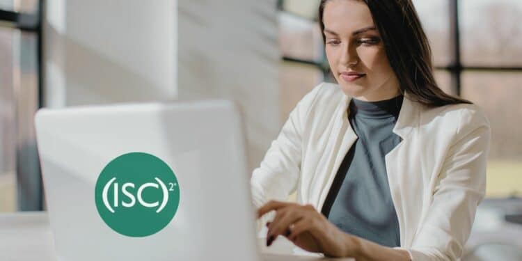 Vemos una imagen de una persona en una computadora con el logo de ISC2, en referencia al organismo que entrega la certificación SSCP.