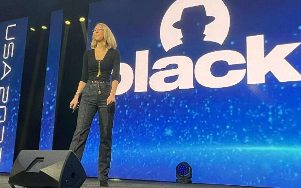 En la imagen se ve a maria marstedter durante su presentación en el black hat.