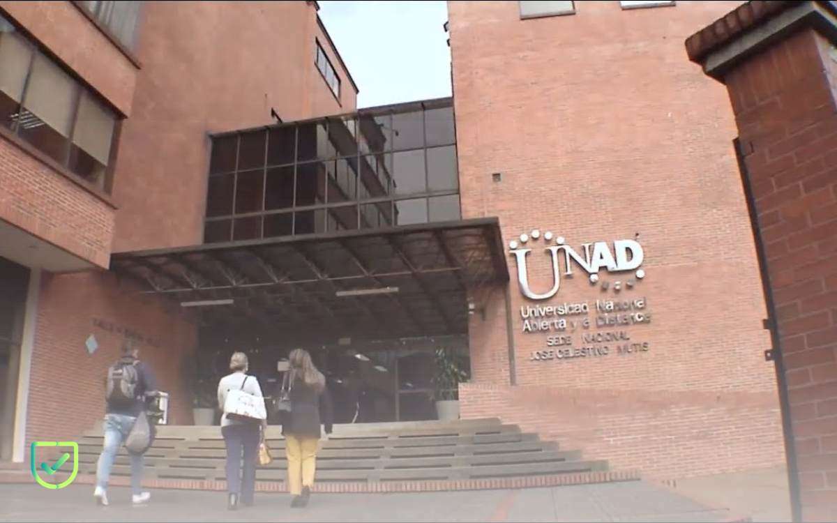 En la imagen se ve el predio de la universidad Unad, donde se puede estudiar ciberseguridad en colombia. 