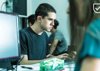 En la imagen se ve a un estudiante haciendo a un curso de ciberseguridad en argentina.