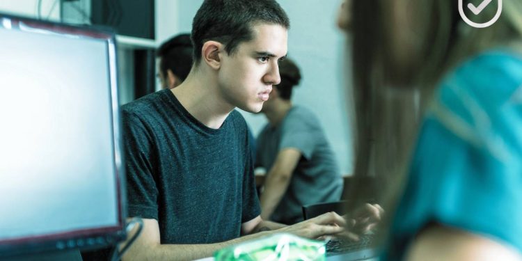 En la imagen se ve a un estudiante haciendo a un curso de ciberseguridad en argentina.