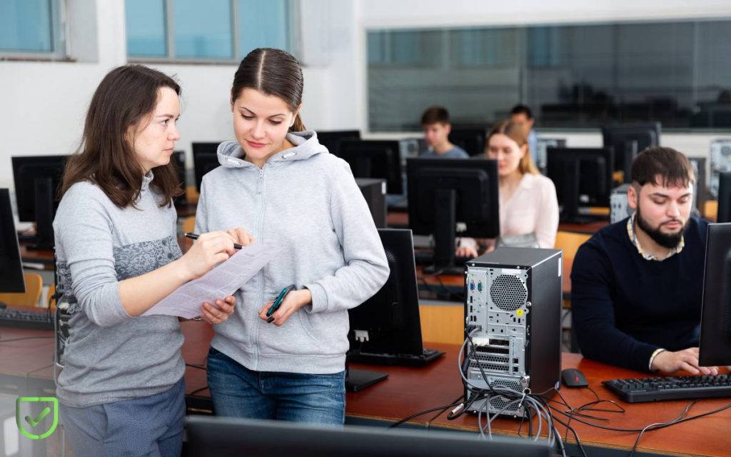 En la imagen se ve a un estudiante haciendo una carrera de ciberseguridad en el salvador