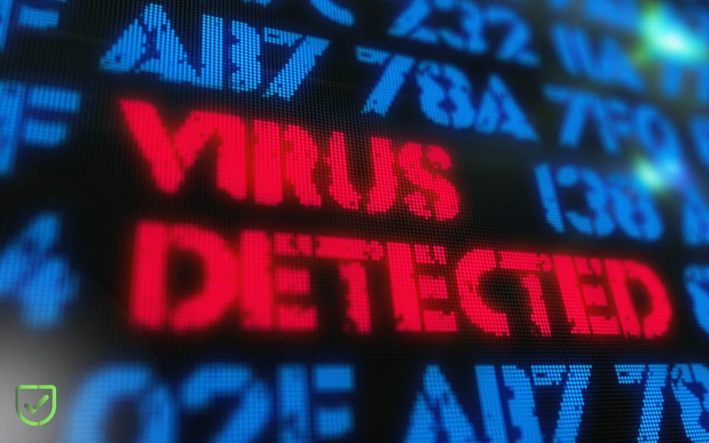 En la imagen se ve un codigo en azul, donde se lee, con letras rojas, virus detected como representación de los virus informaticos más peligrosos