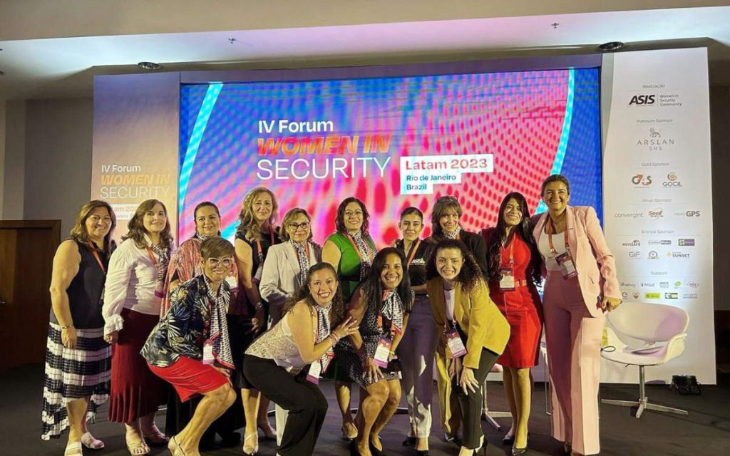 En la imagen se ve a un grupo de mujeres en el iv Foro Women in Security LATAM & Caribbean