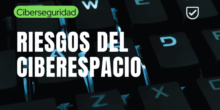 Teclado de computadora que al frente tiene el título "riesgos del ciberespacio".